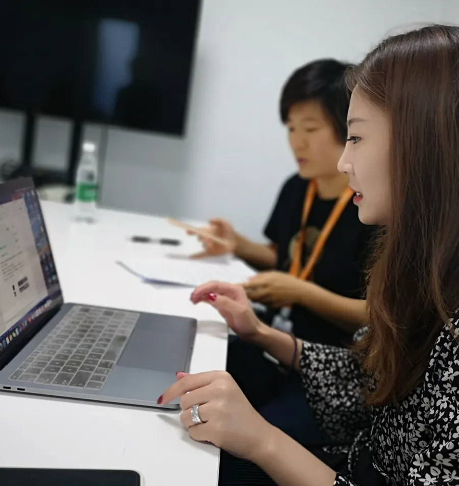 An advertiser walking through her workflow on a laptop